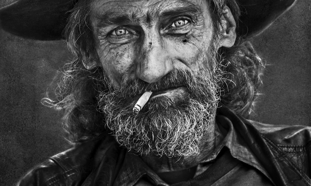 Photo en niveaux de gris d’un homme en veste noire