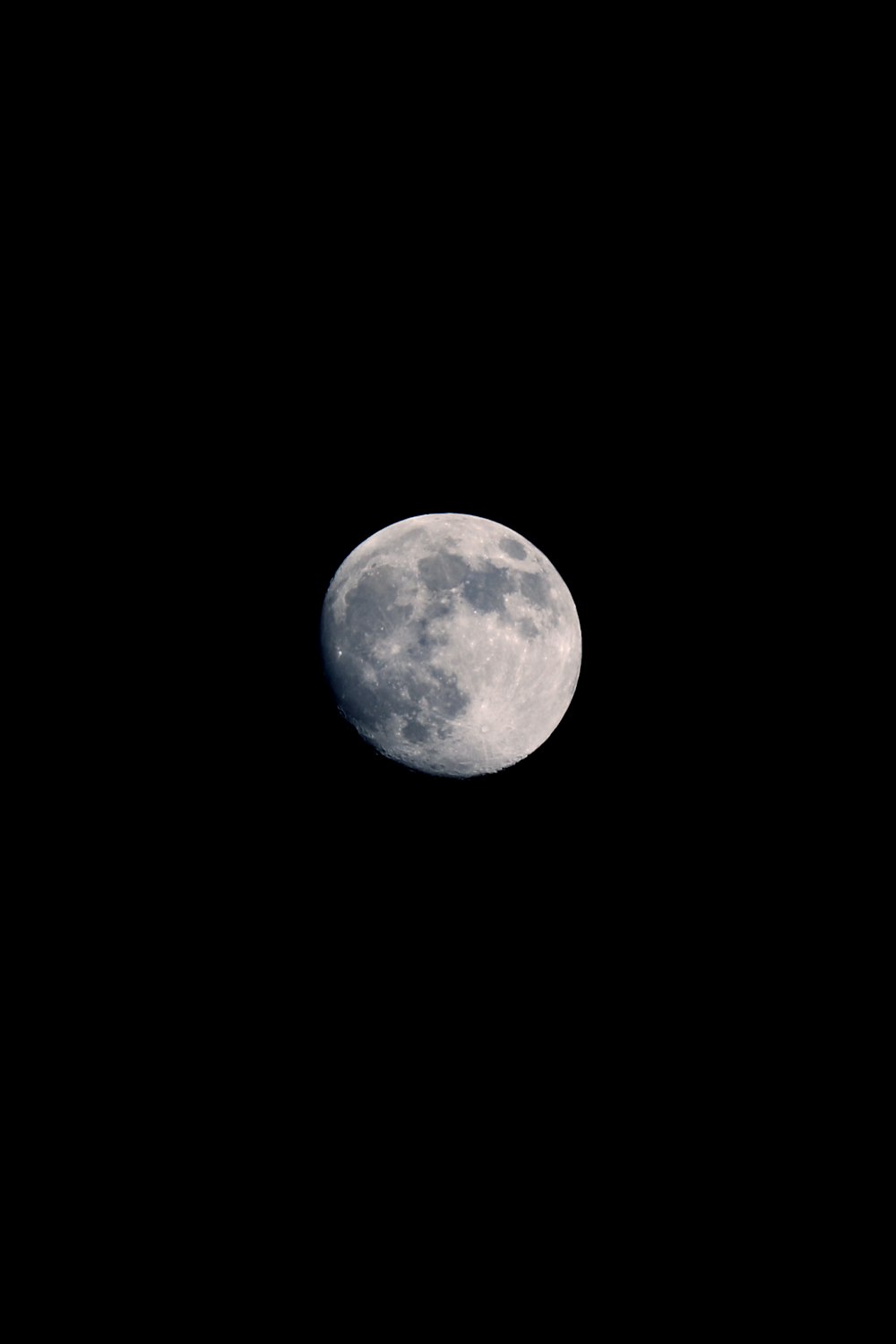 Luna llena en la oscuridad