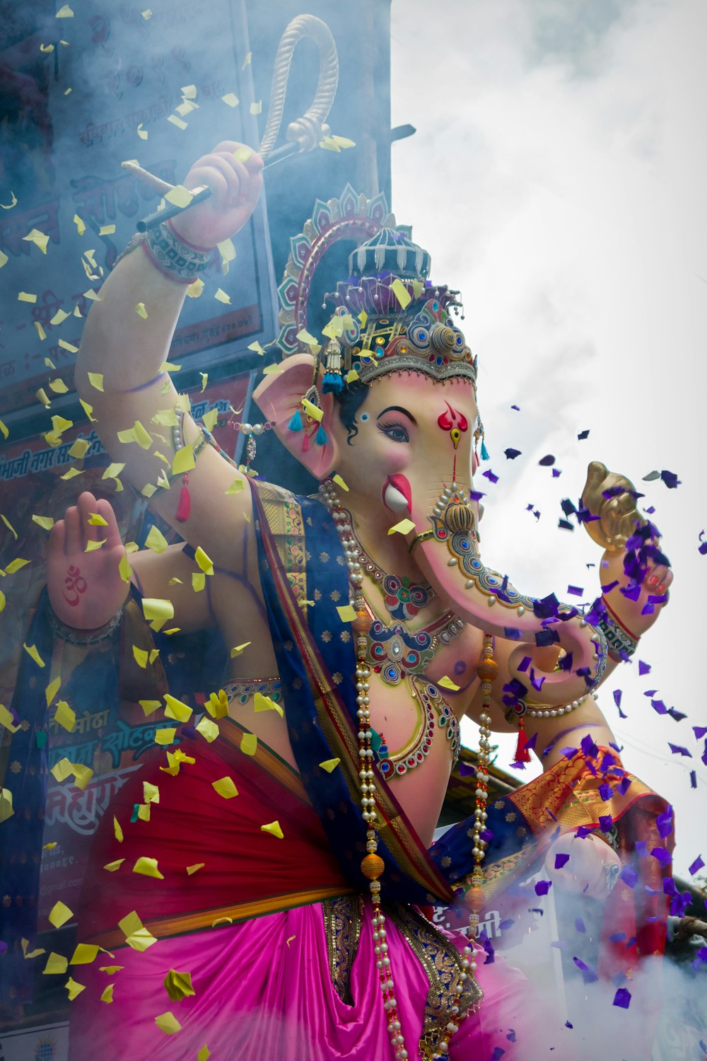 Statua della divinità indù sotto il cielo blu durante il giorno