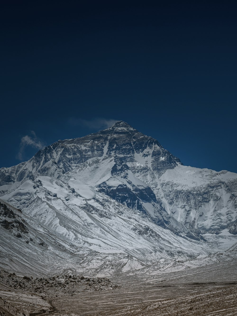 Schneebedeckter Berg unter blauem Himmel tagsüber