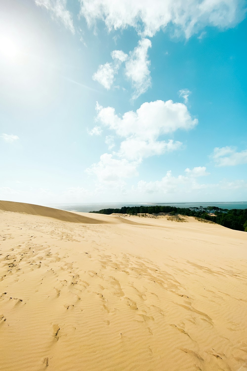 sabbia marrone sotto il cielo blu durante il giorno