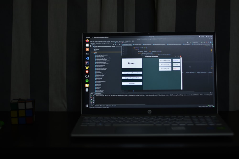 Computadora portátil HP negra encendida Visualización de escritorio