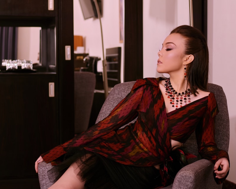 Elegantní žena v šátku