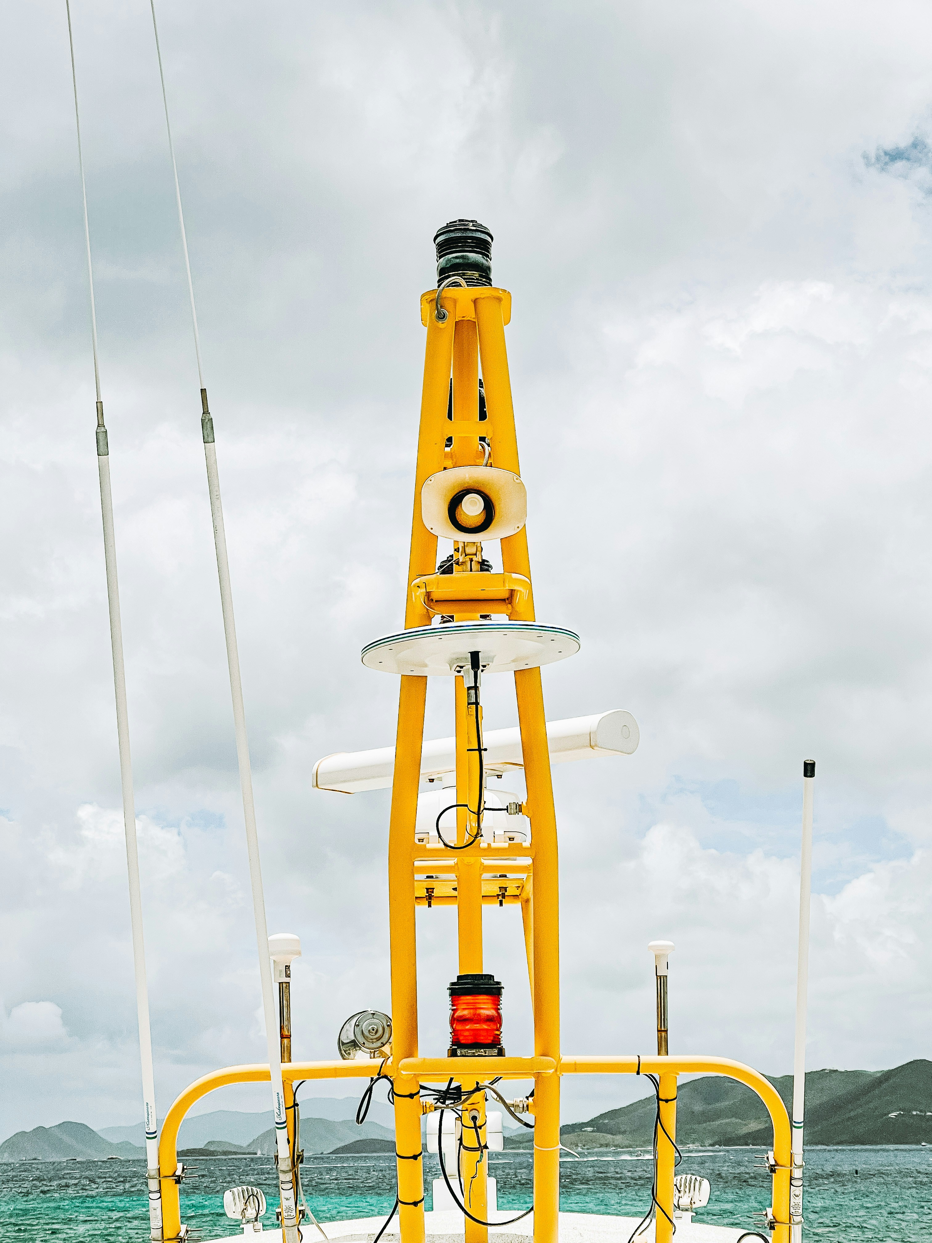 menara kuning dan hitam di bawah awan putih pada siang hari
