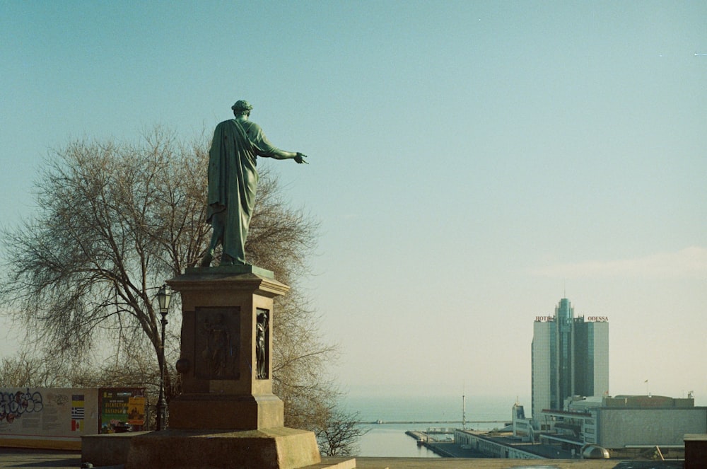 Estatua del hombre en la parte superior del edificio