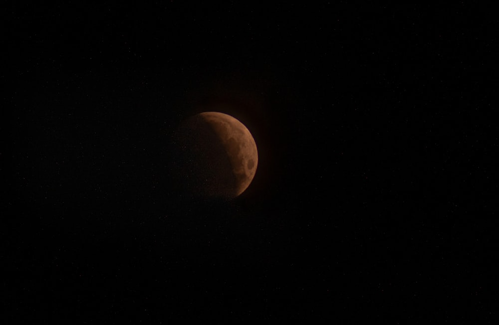 Vollmond am dunklen Nachthimmel