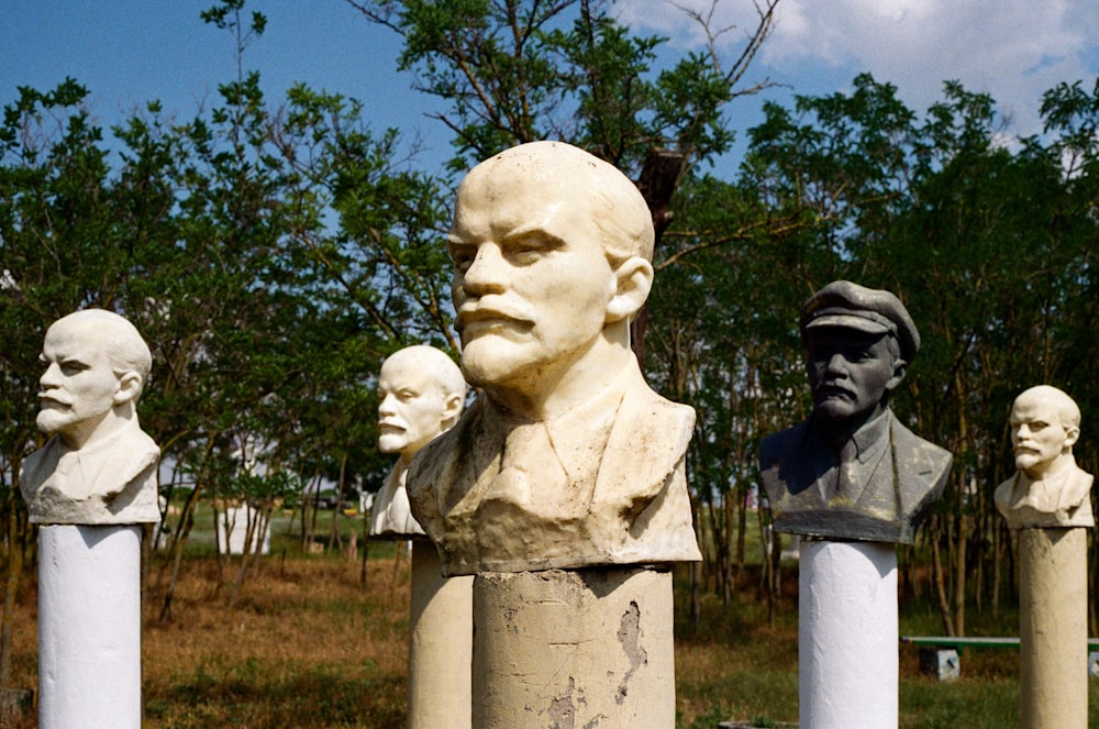 Estatua de hormigón blanco del hombre