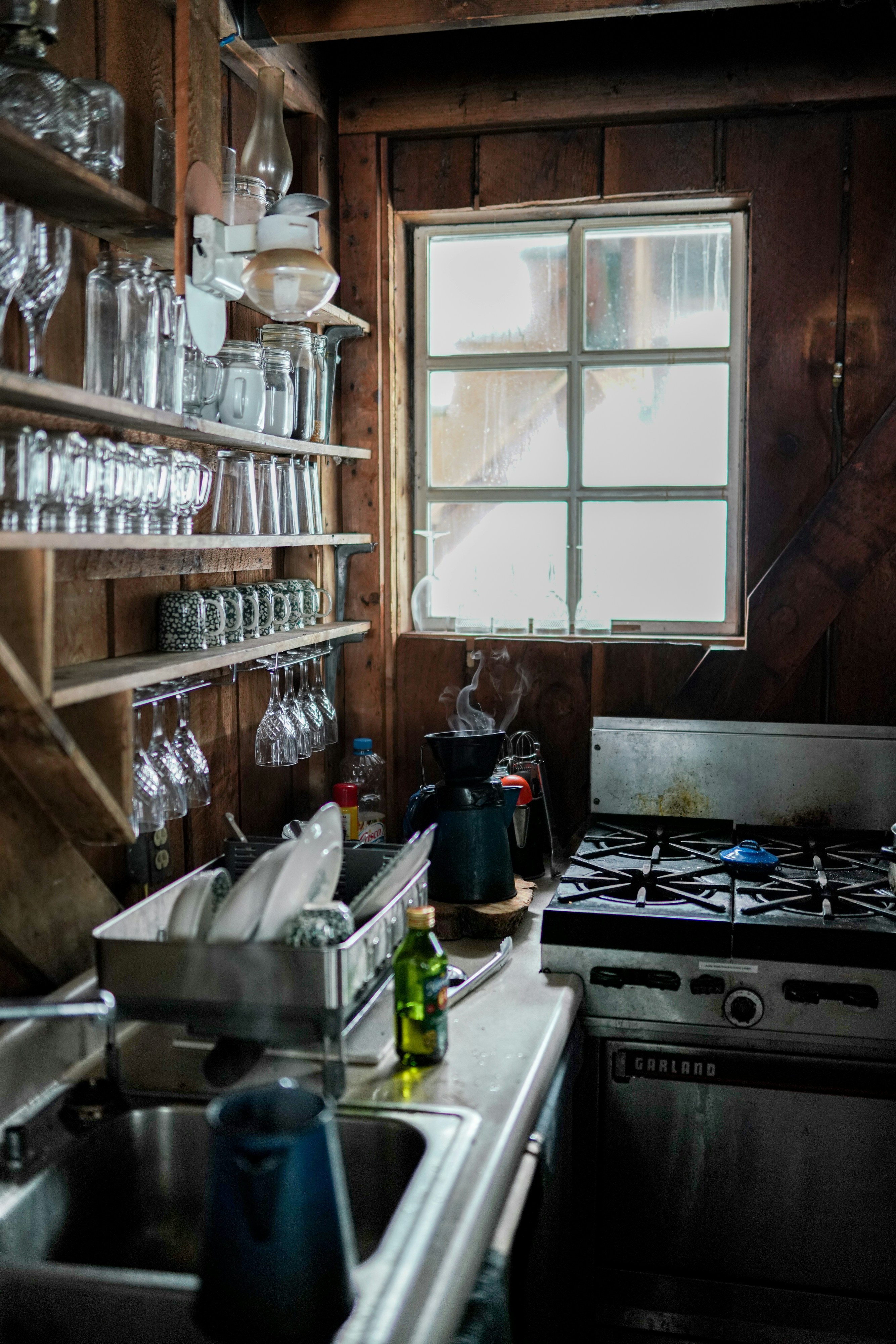 ventana de vidrio con marco de madera blanca