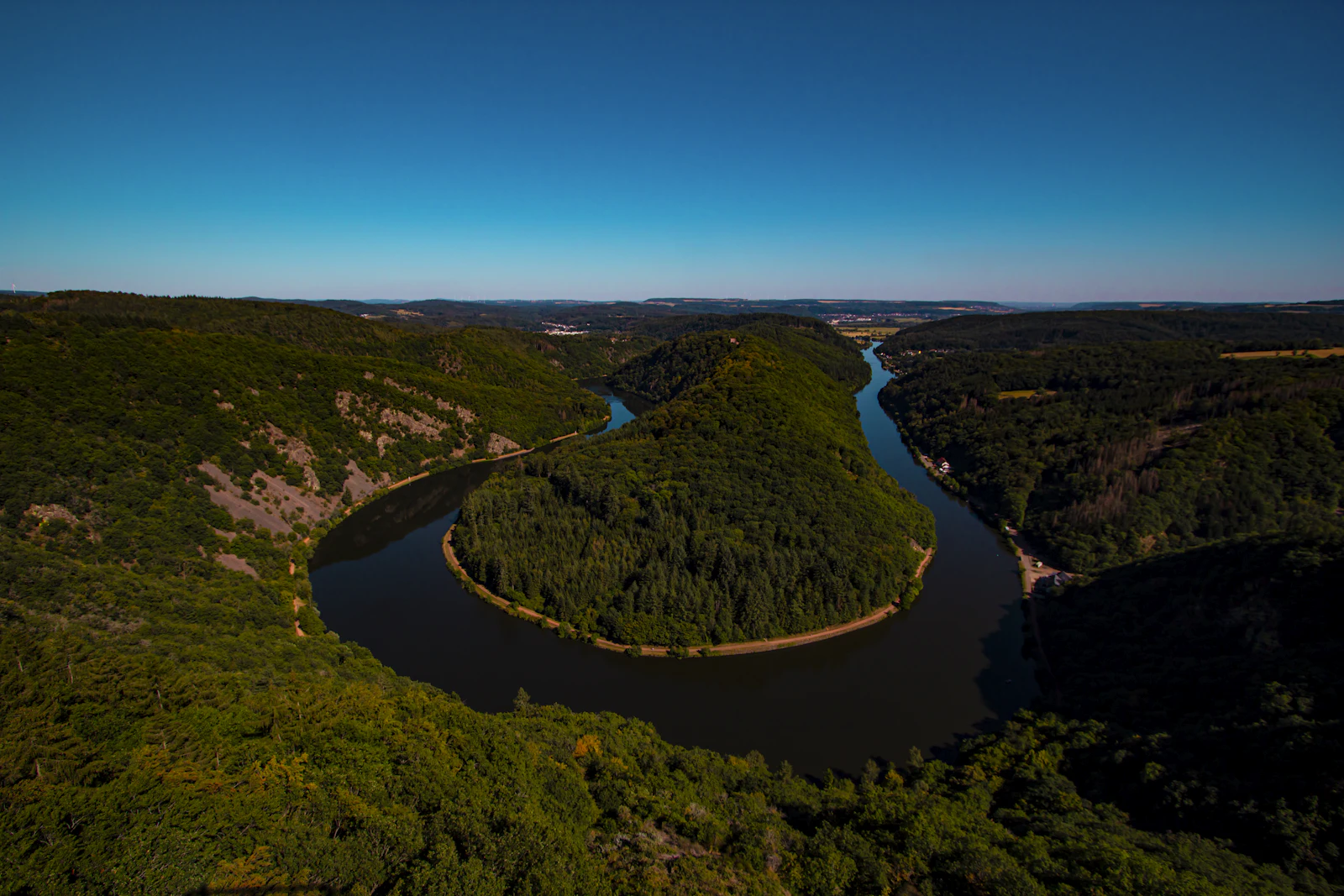 Luftaufnahme von Wald und einer Flussschleife