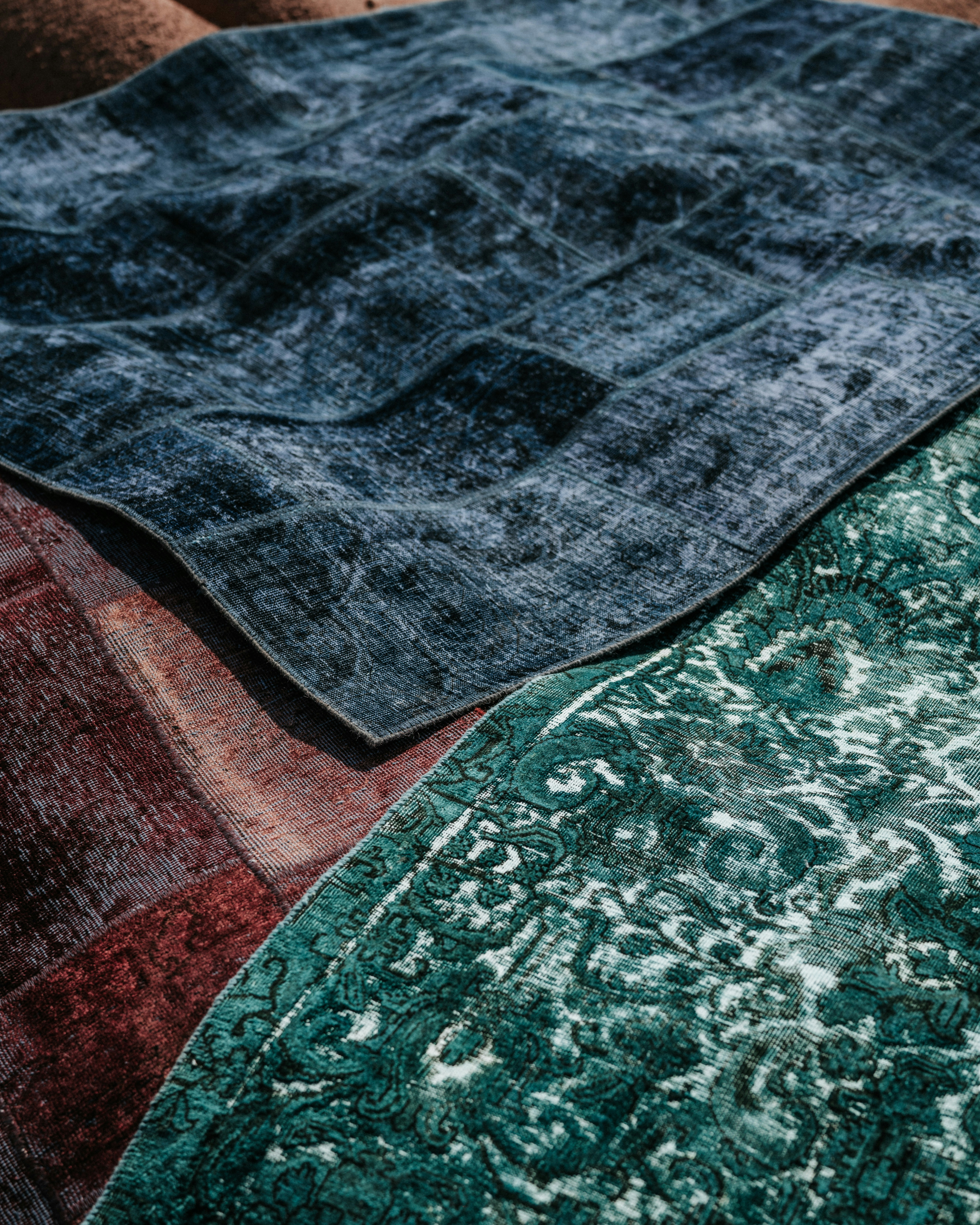 grünes und braunes Blumentextil