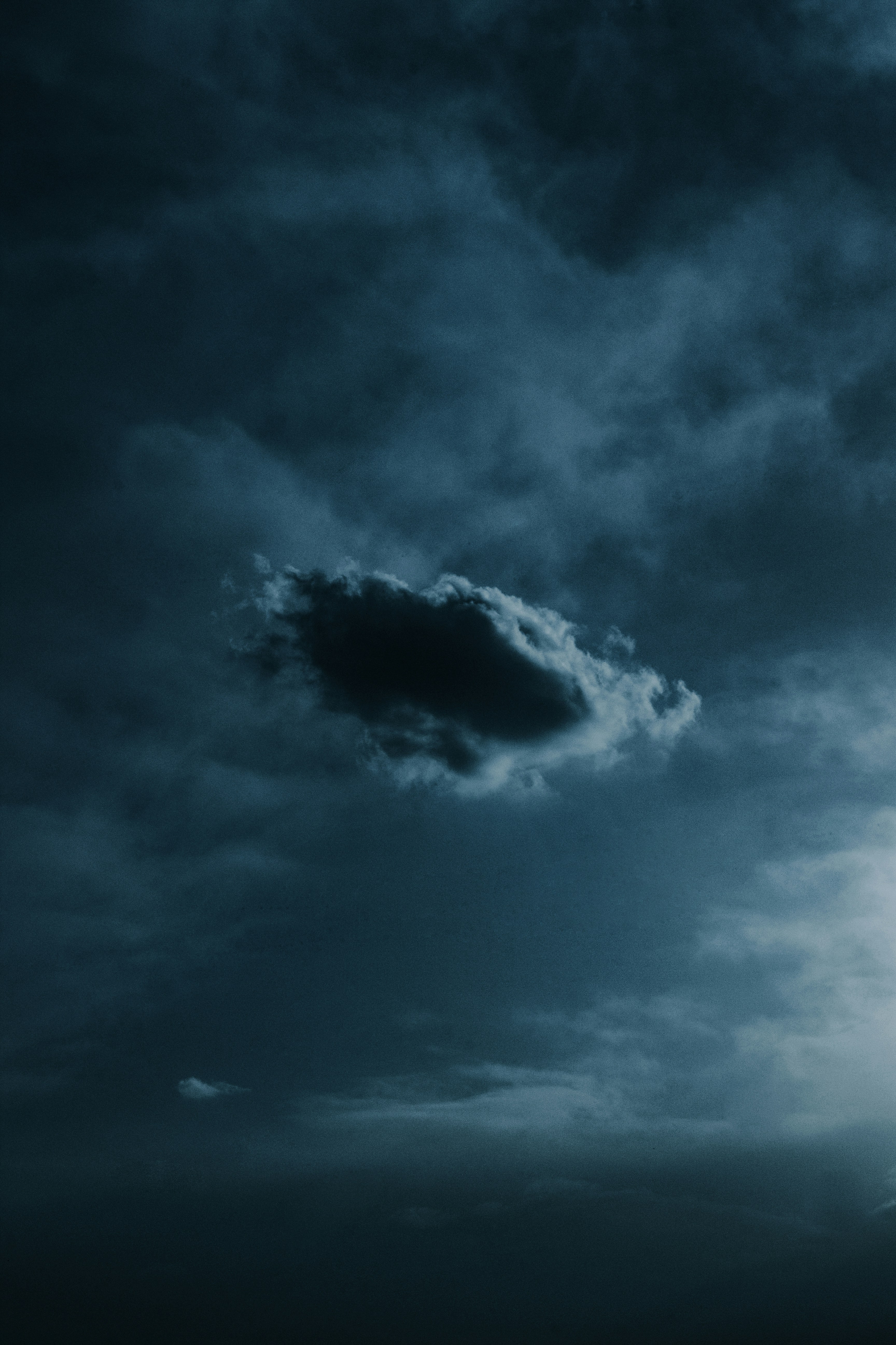 30,000+ Cloudy Night Pictures | Download Free Images on Unsplash, image size:3000x4500