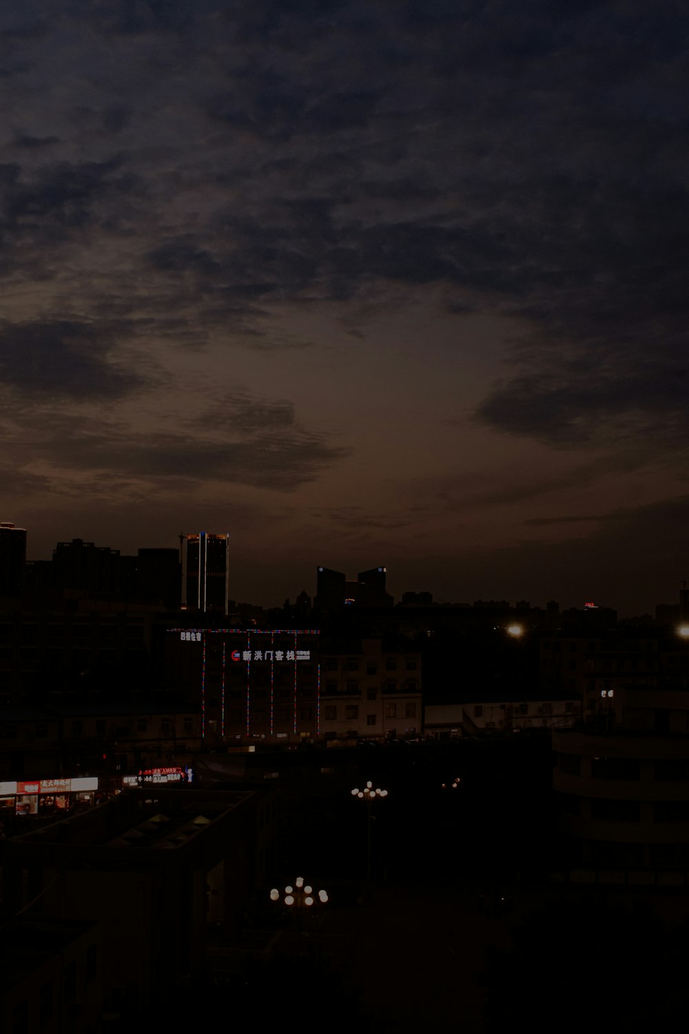 Horizonte de la ciudad durante la noche