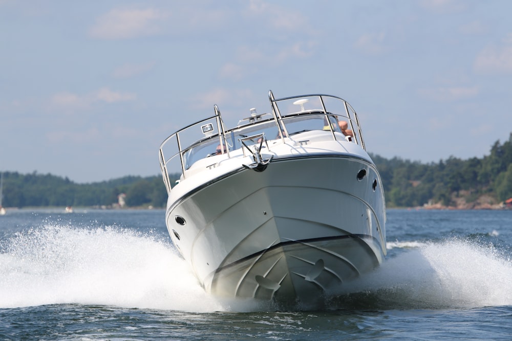 bateau blanc et gris sur la mer pendant la journée