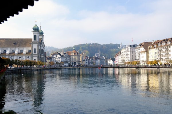 Emmenbrücke bei Luzern – Stadtbild mit der Reuss und historischen Gebäuden in der Agglomeration Luzern