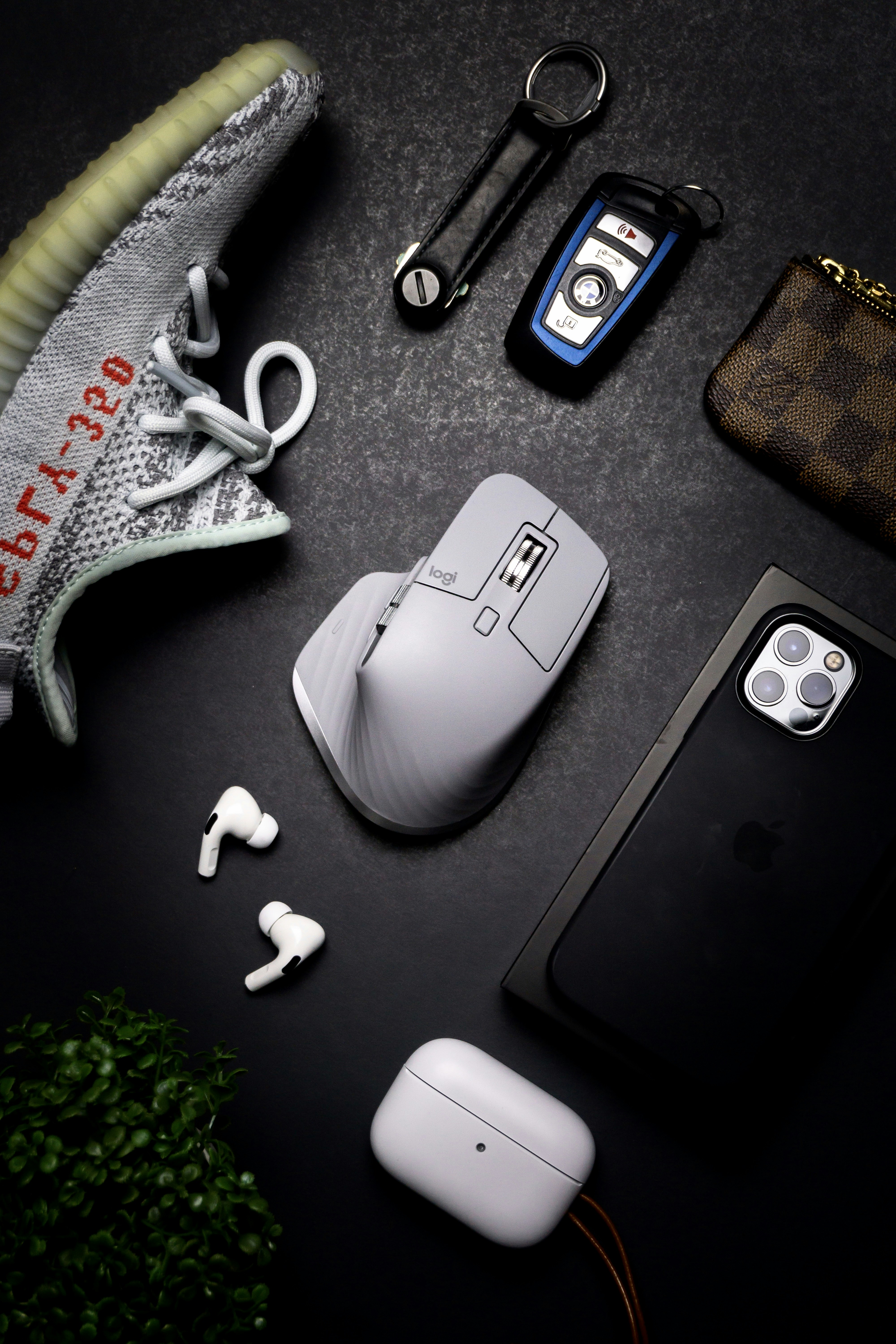 preto e azul hp sem fio mouse ao lado do smartphone preto