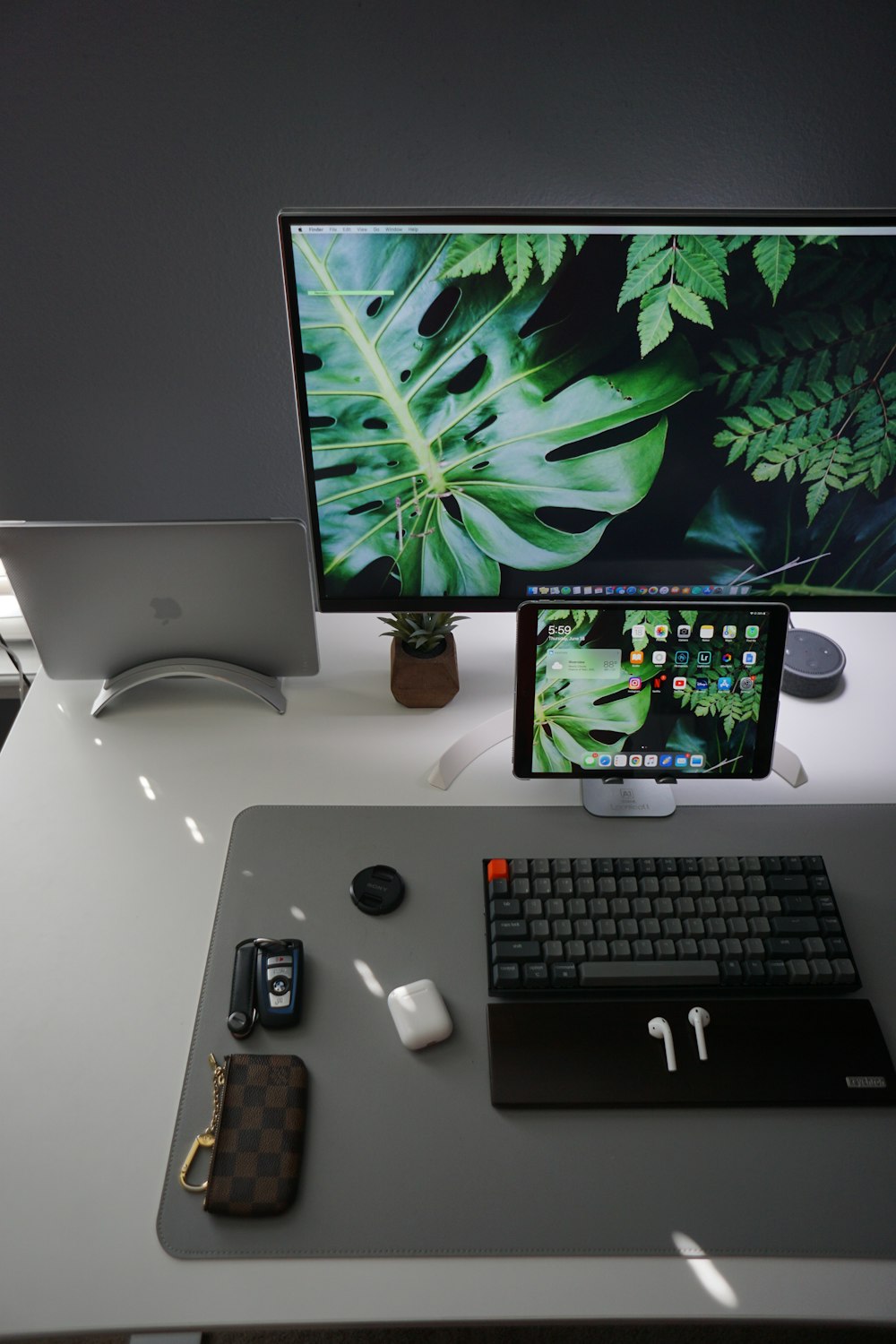 silver imac on white desk