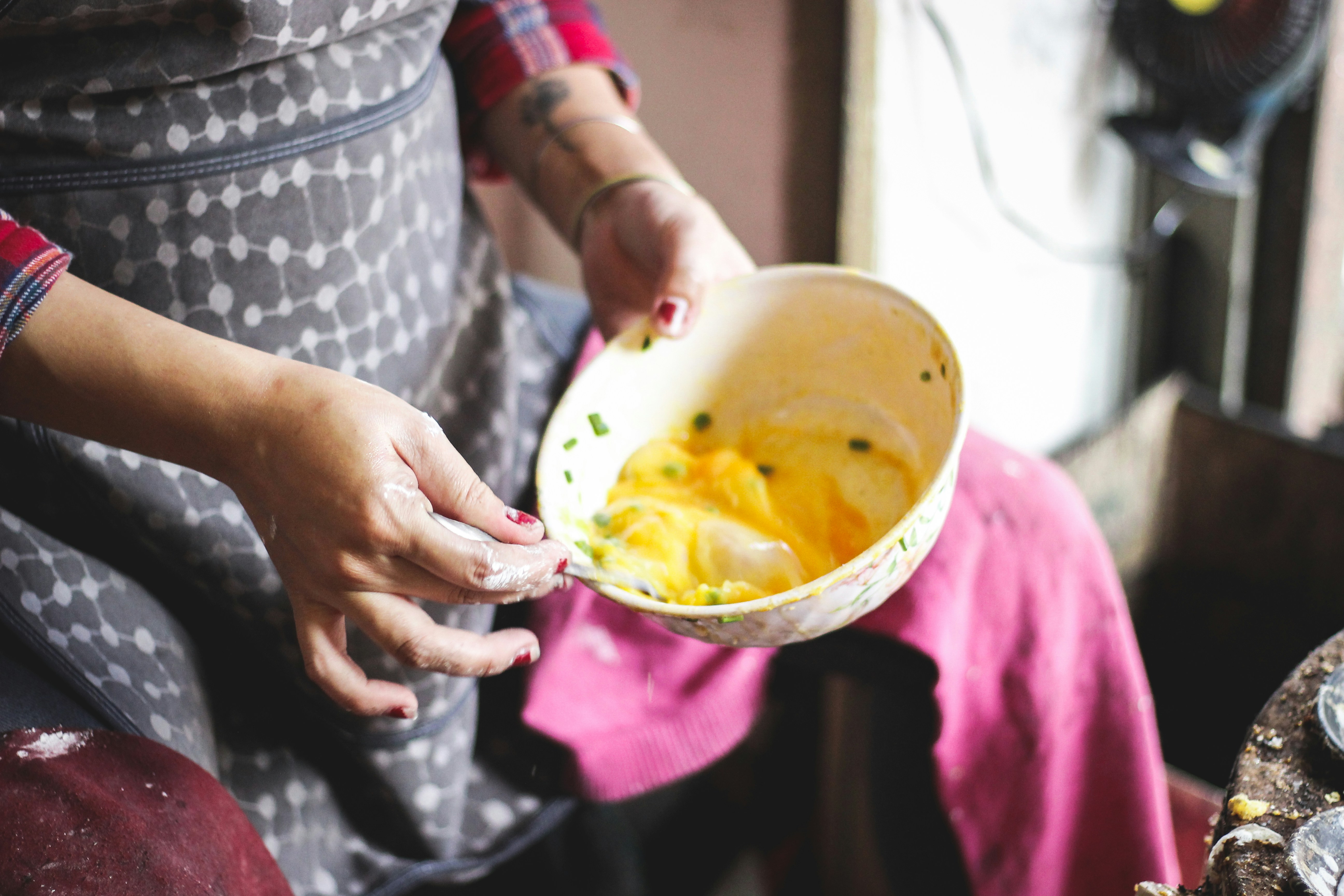 Una señora preparando un postre