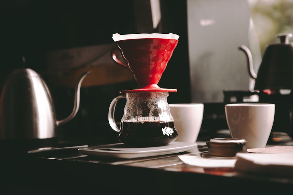 Tasse à thé en verre transparent sur soucoupe