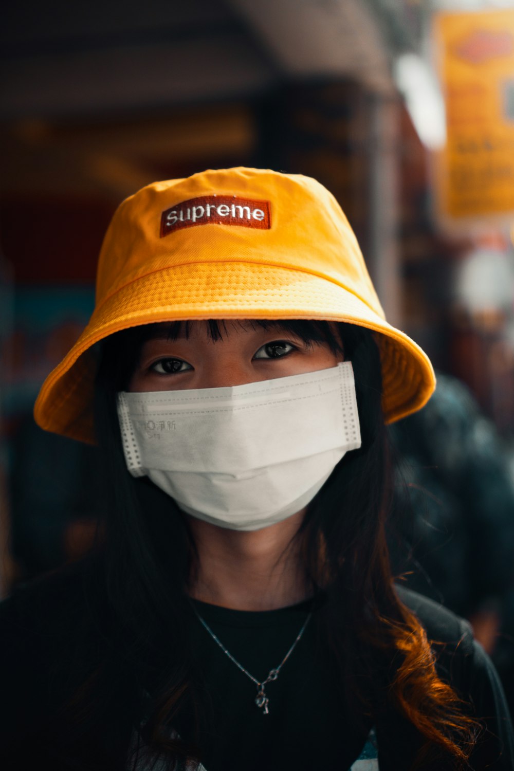 Mujer con gorra ajustada naranja y blanca