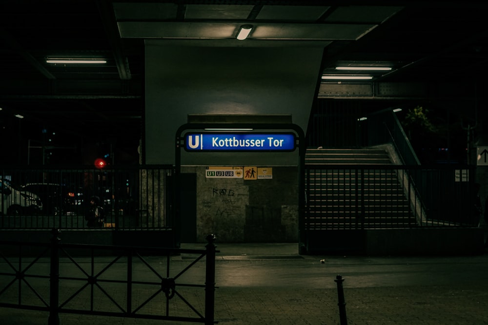 uma estação de trem com uma placa que diz u kottbusser tor