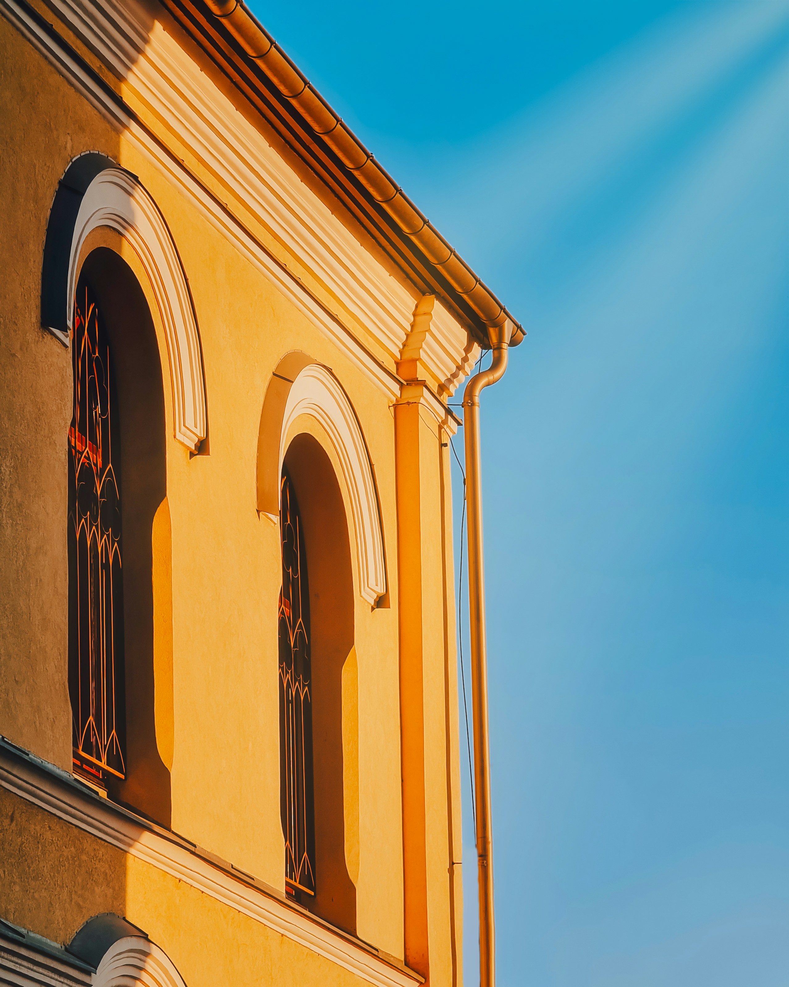 Braunes Betongebäude unter blauem Himmel tagsüber