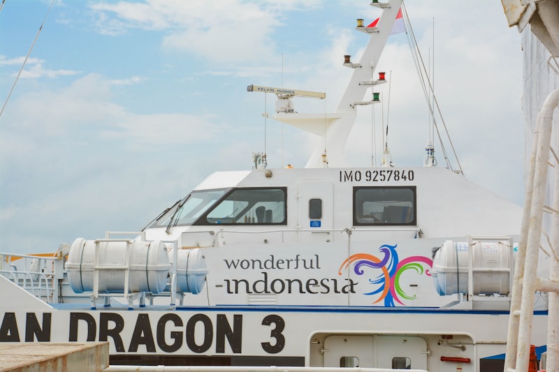 kapal perintis bersandar di pelabuhan sebelum berlayar - wisata kapal perintis Indonesia