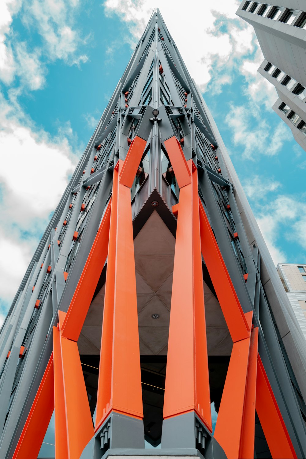Edificio de hormigón naranja y gris bajo el cielo azul durante el día