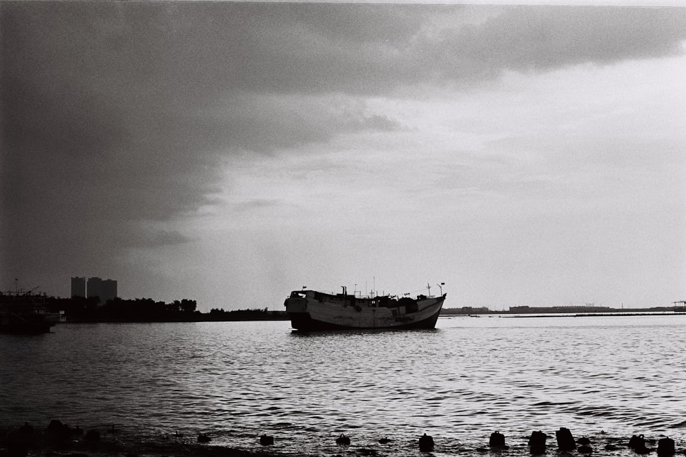 foto em escala de cinza do barco na água