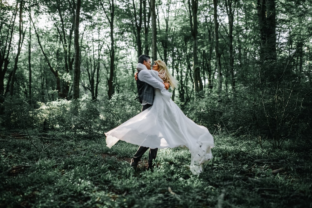 Frau in weißem Kleid geht auf grünem Grasfeld