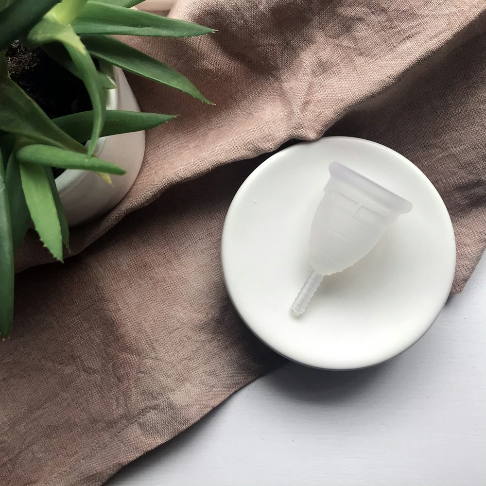 weiße Keramik-Teetasse auf weißer Keramikuntertasse