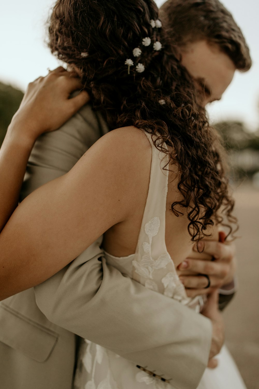 Mujer con vestido blanco sin mangas