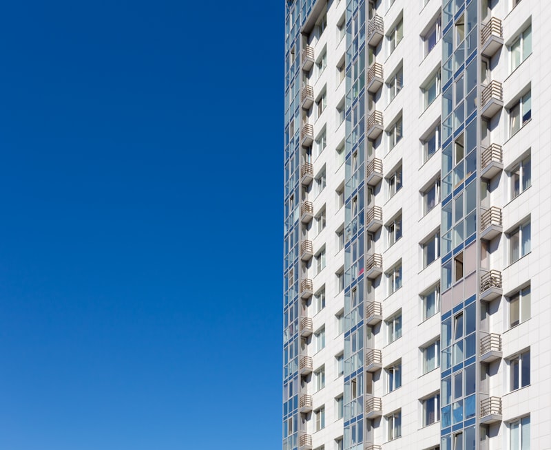 Weiße Gebäudefassade unter blauem Himmel