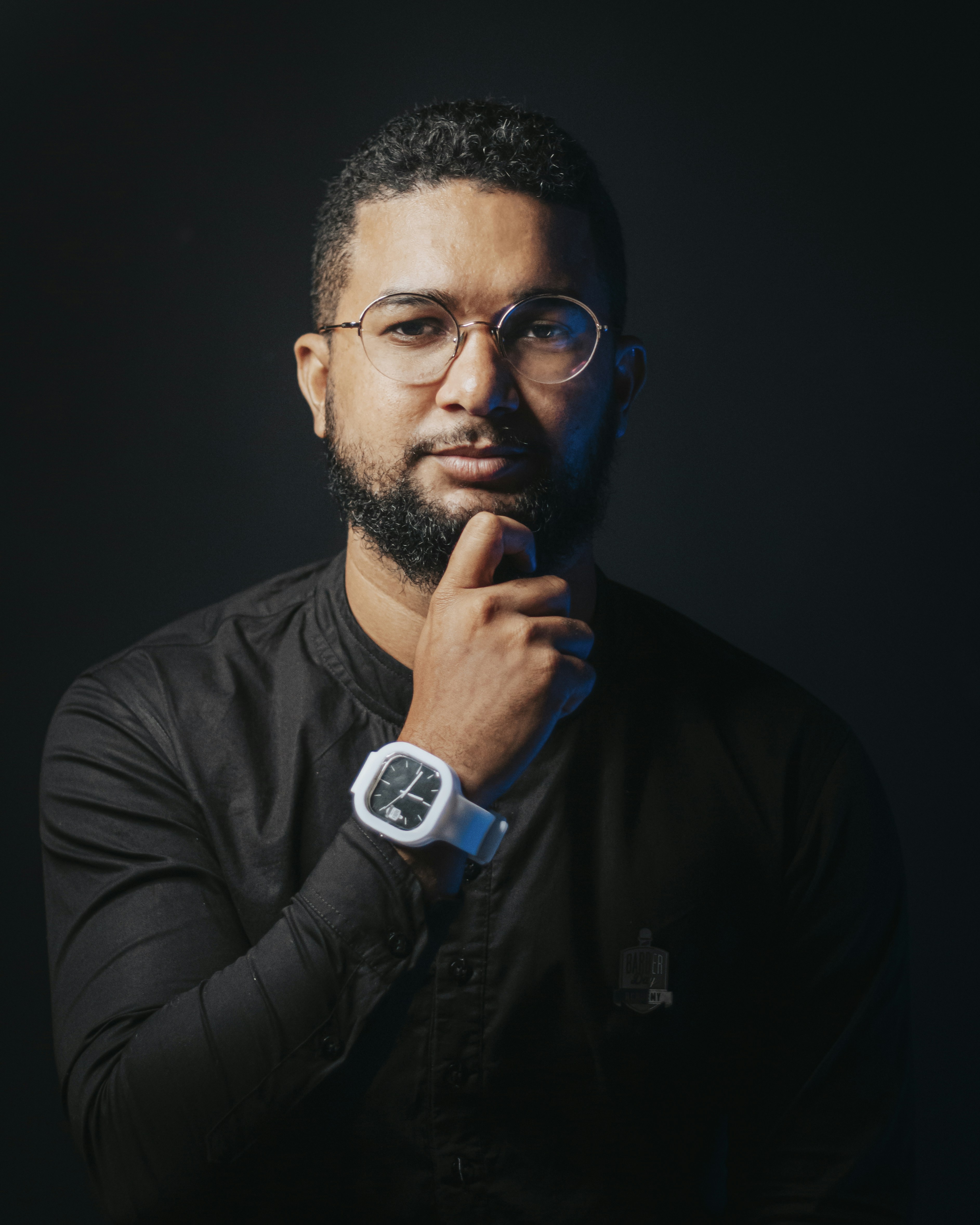 homem na jaqueta de couro preta vestindo óculos pretos emoldurados