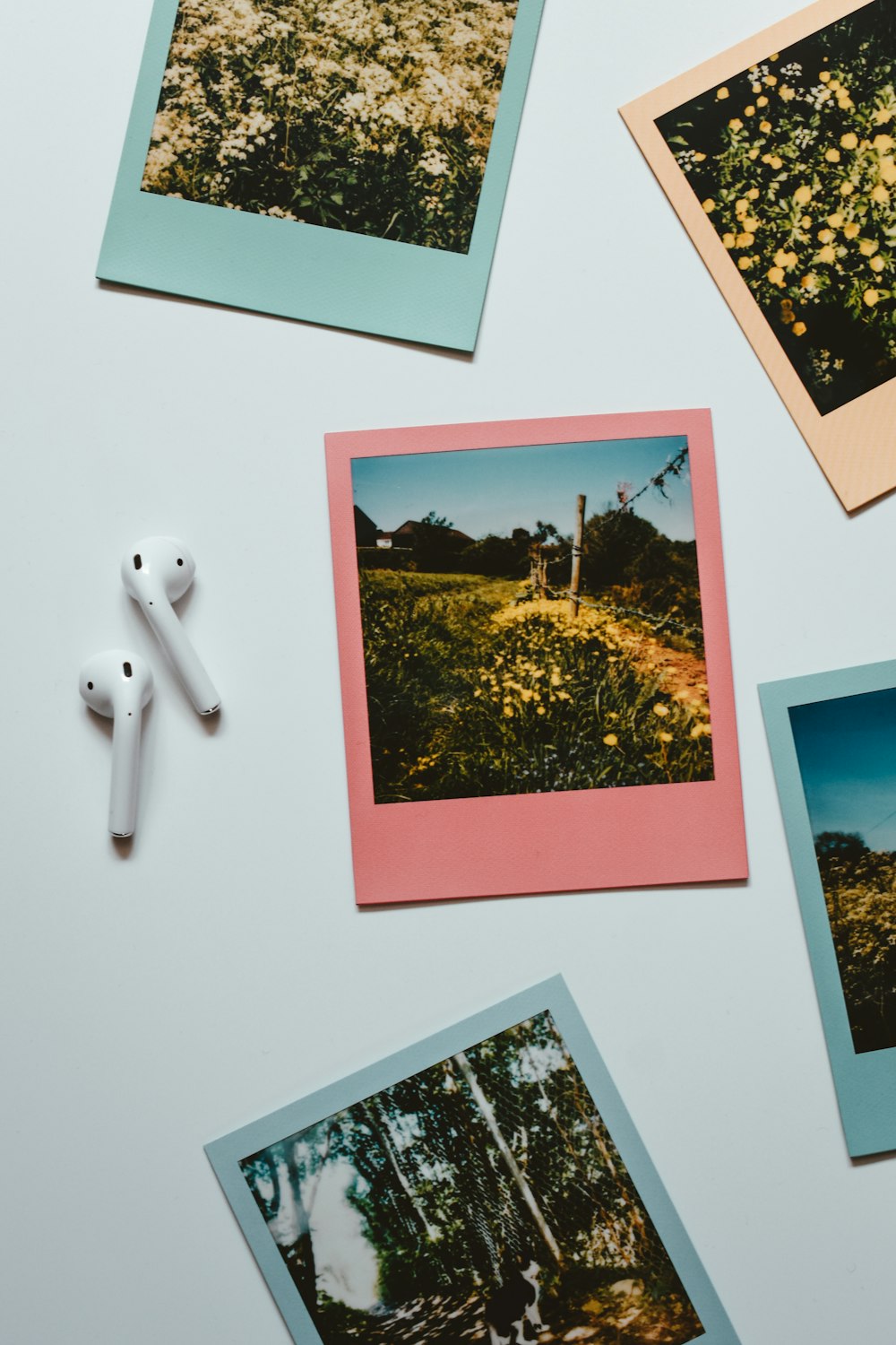 Auriculares de manzana blancos sobre papel de impresora blanco