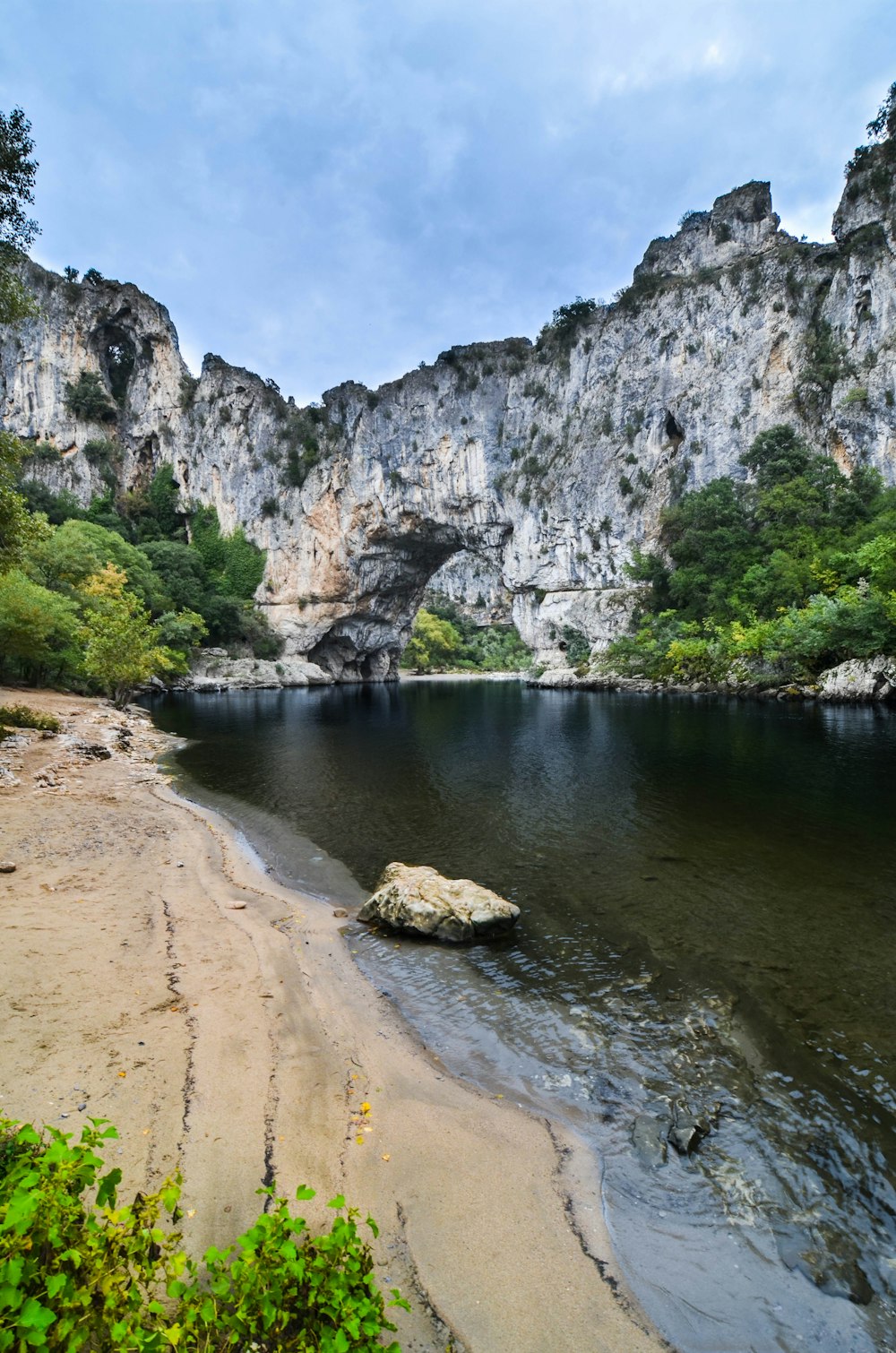 formação rochosa cinzenta no rio durante o dia