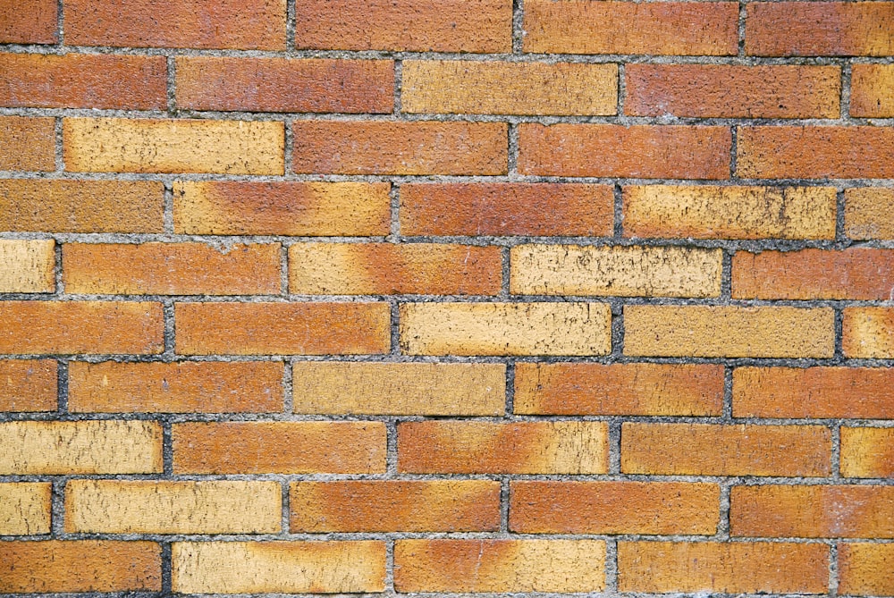 Pared de ladrillo marrón y gris