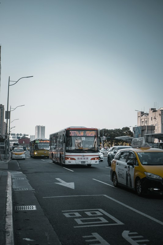 台北市區的公車、計程車與車流