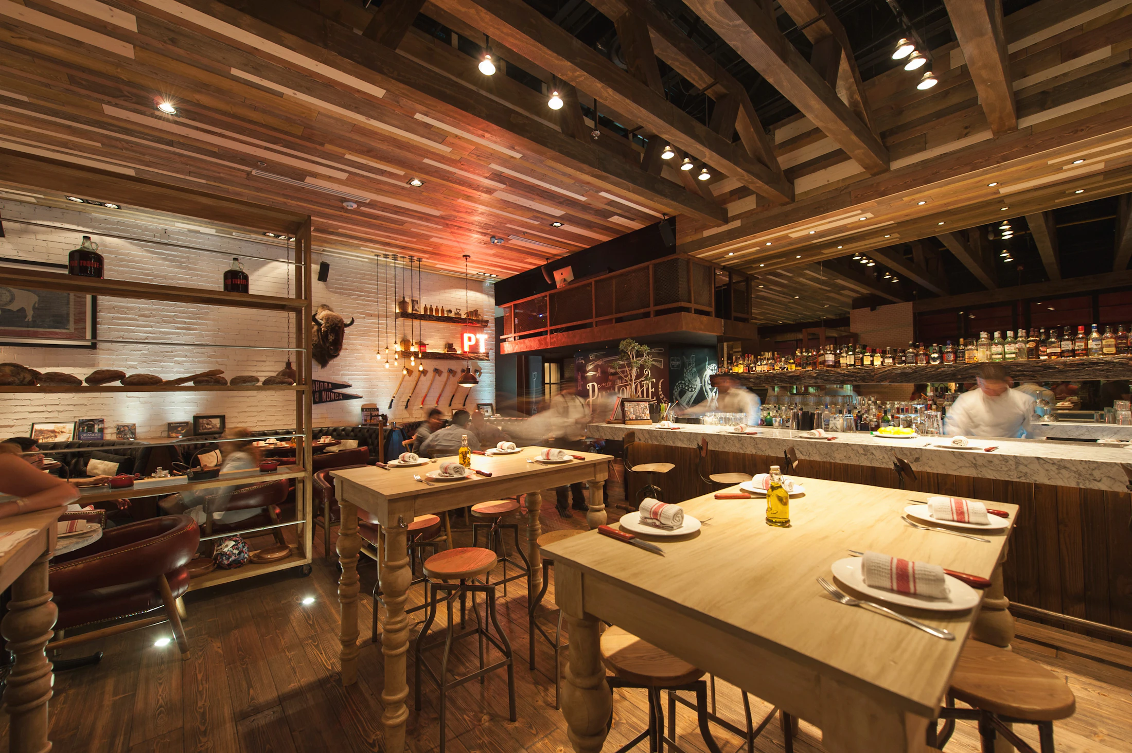 Salle du restaurant Ajoupa, lumière chaude et bois