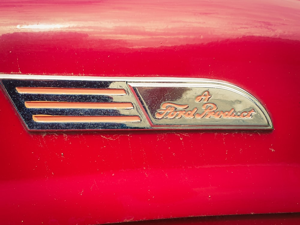 Logotipo de Ford rojo y plateado