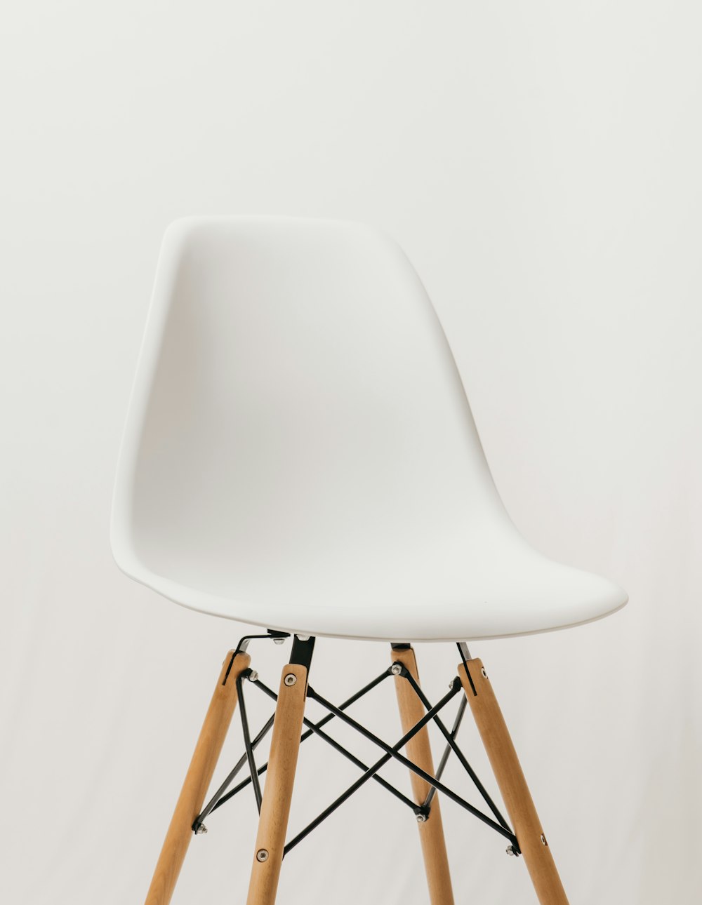 茶色の木枠の白い椅子