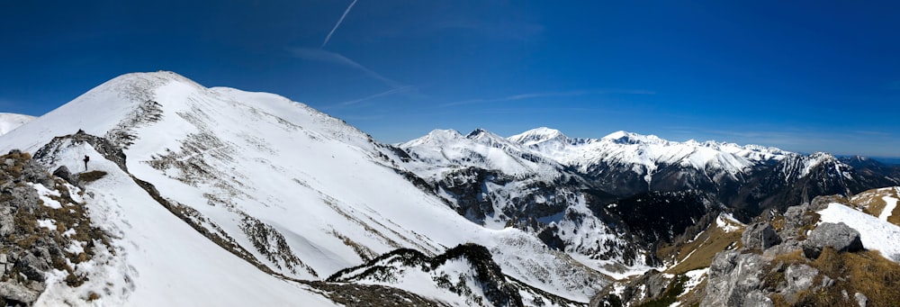 montagna coperta di neve sotto il cielo blu durante il giorno