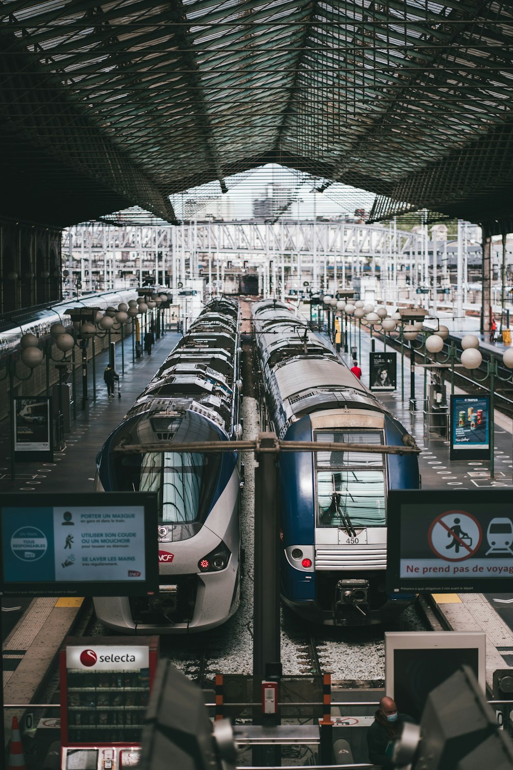 Schwarz-grauer Zug im Bahnhof