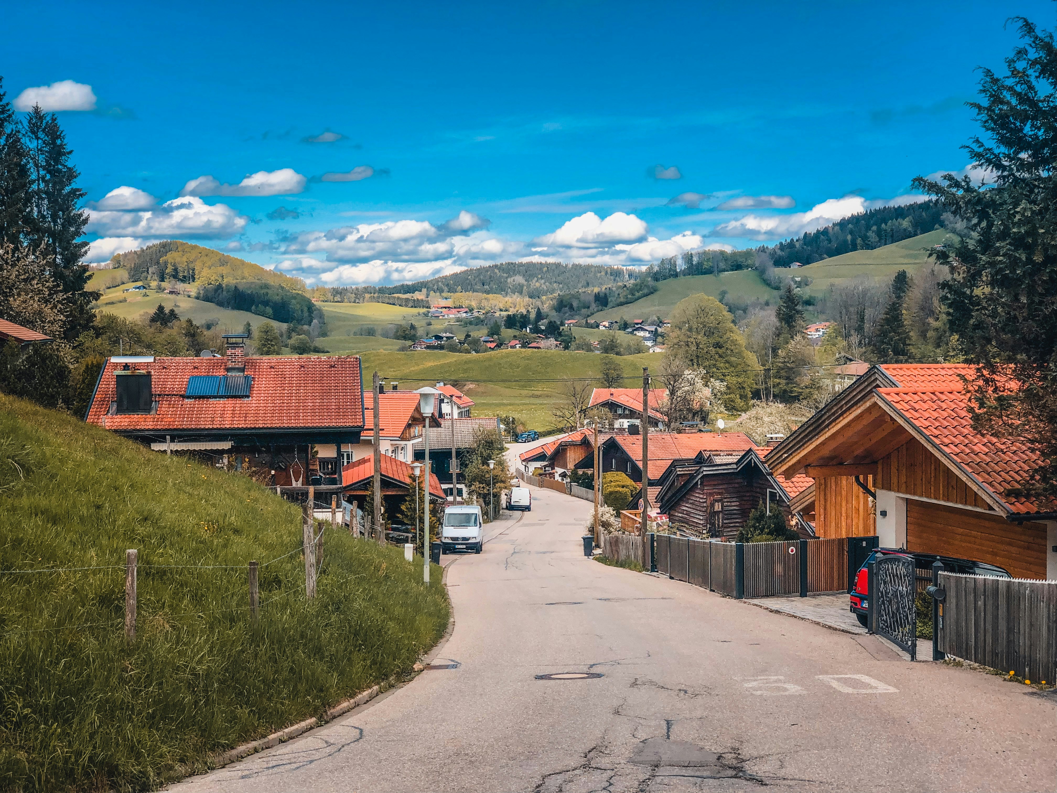 Maisons en bois brun près d’un champ d’herbe verte pendant la journée