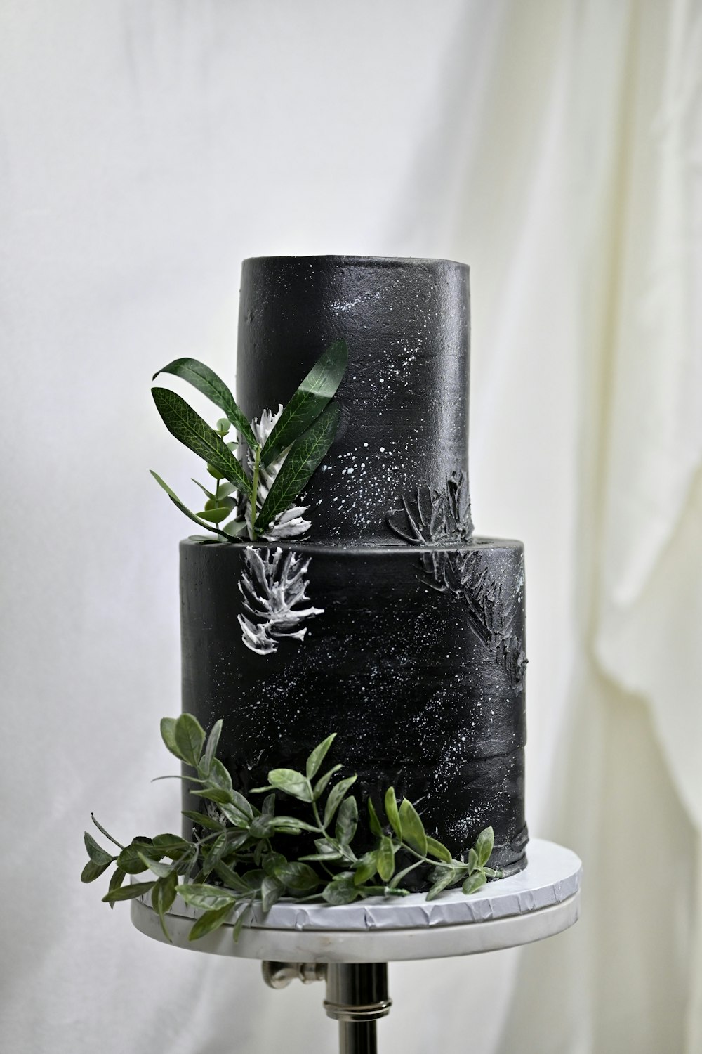 黒い鉢に緑の植物
