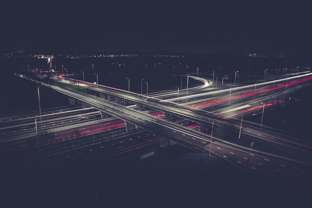 Photographie en accéléré de voitures sur la route pendant la nuit