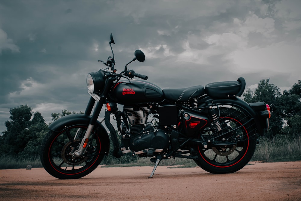 Motocicleta cruiser negra y plateada