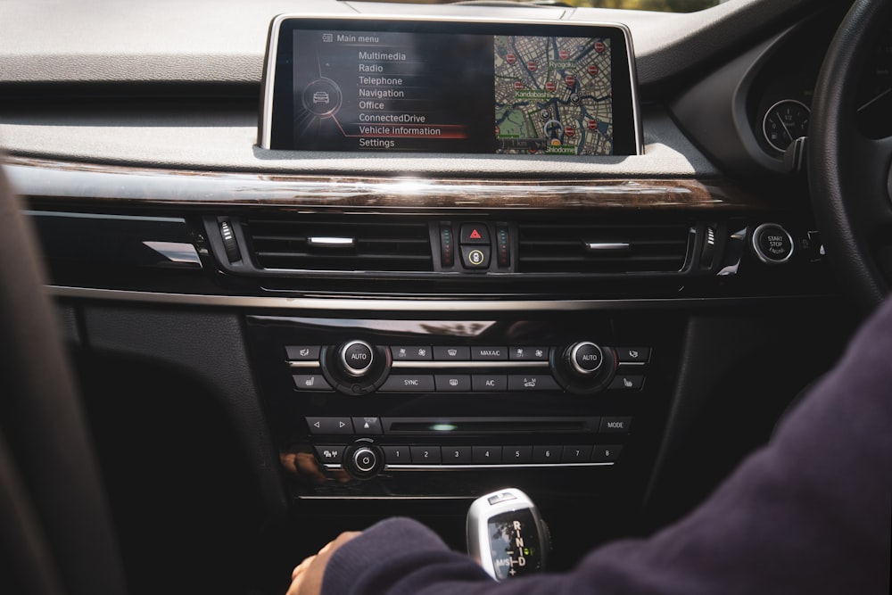 Estéreo de coche negro y plateado