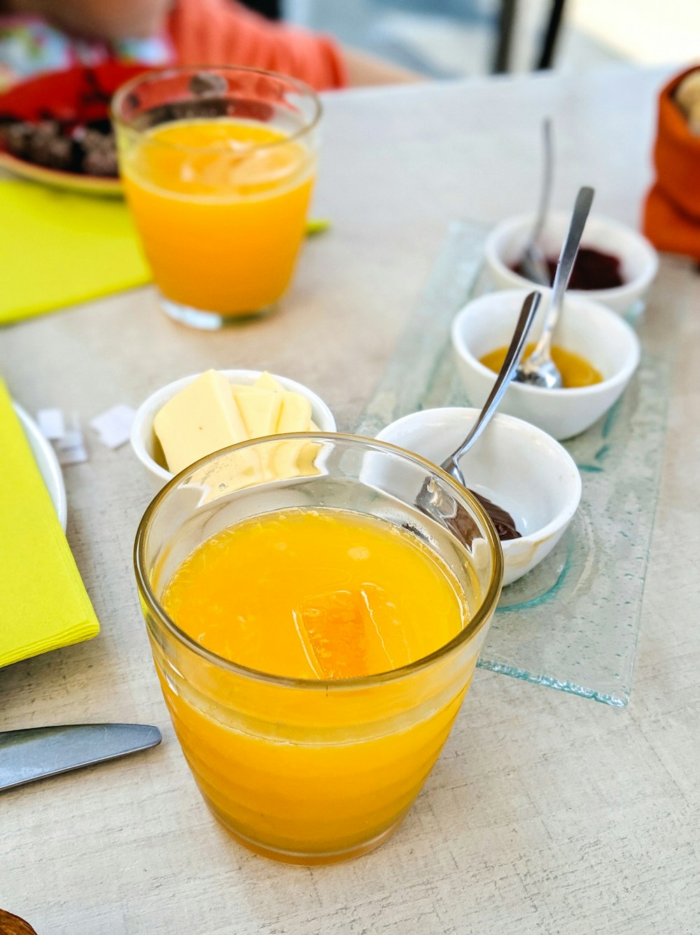 liquide jaune dans un verre à boire transparent