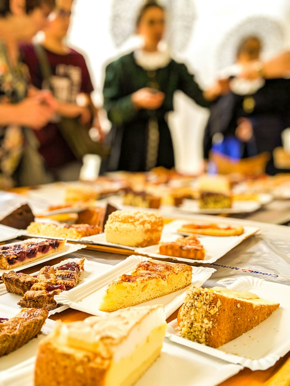 Selektive Fokusfotografie von geschnittenem Brot auf weißer Keramikplatte