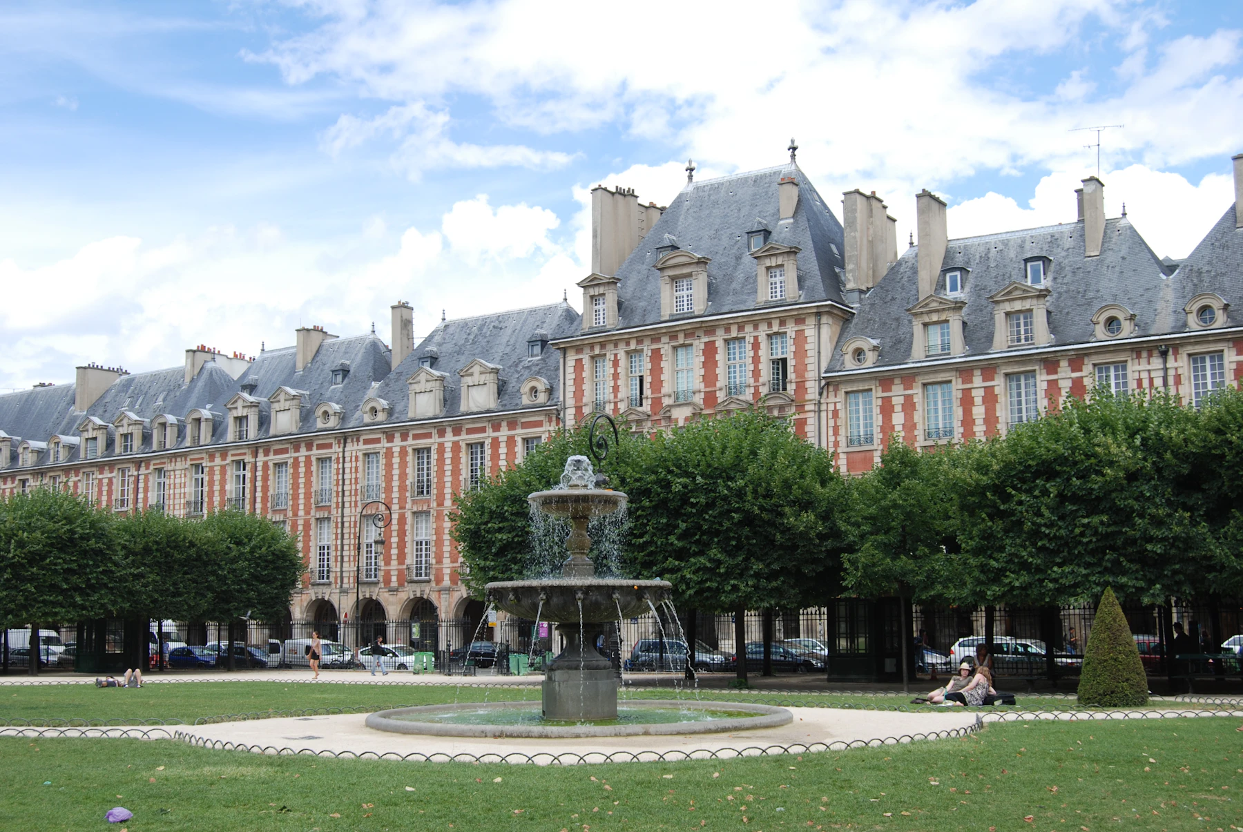 Illustrative travel photograph for this guide: Place des Vosges Paris garden